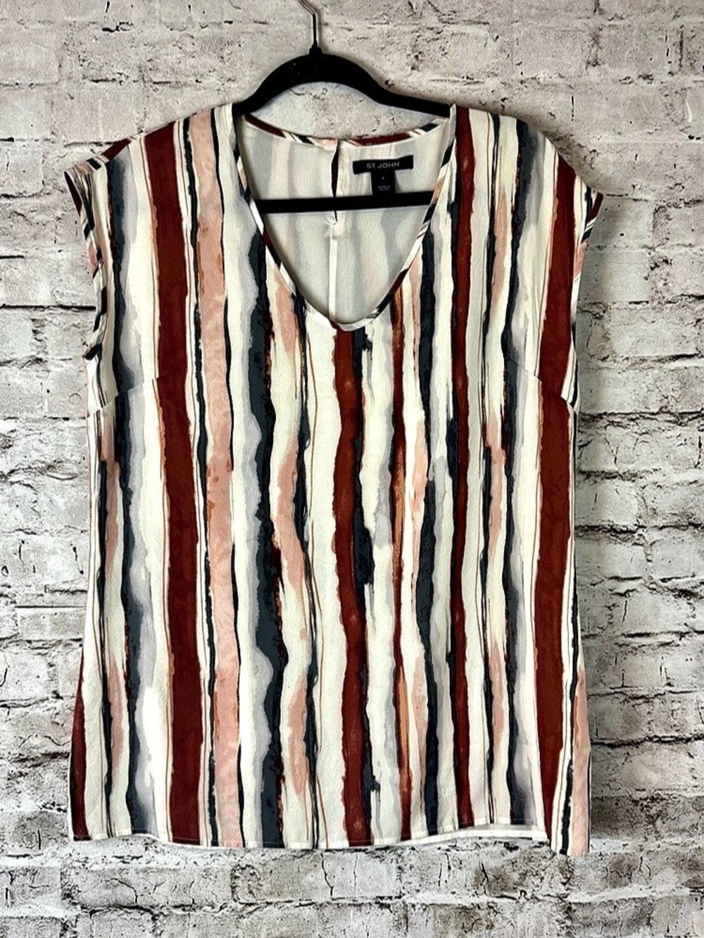 ST. JOHN Women's Size 6 Striped Sleeveless Blouse Silk Spandex V Neck Watercolor